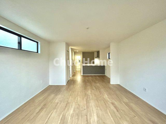 葛飾区東金町4丁目新築分譲住宅の居間・リビング|【居間・リビング】「ＬＤＫは家族団らんをデザイン」広いＬＤＫでは家族が集まり一緒の時間を過ごせる工夫がされております。何気ない一日の当たり前のひとコマがいつか一生の宝物になります