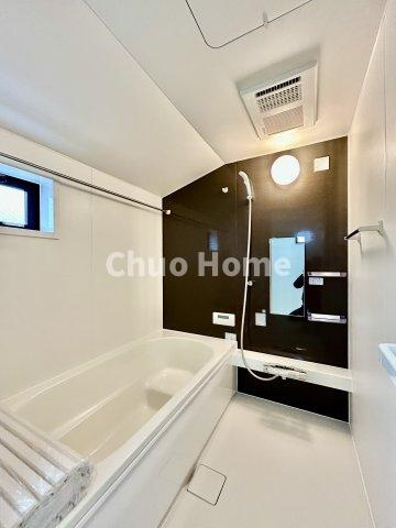 葛飾区東金町4丁目新築分譲住宅の浴室|【バスルーム】暖房換気乾燥機付きシステムバスルーム。暖房・冷風・換気・乾燥など、毎日を快適に過ごせるうれしい機能が揃っています。雨の日の洗濯物も安心です。