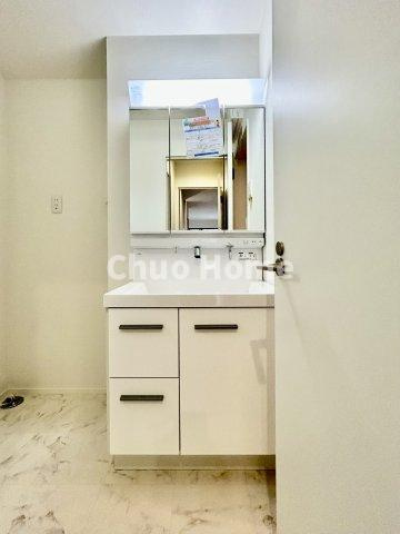 葛飾区東金町4丁目新築分譲住宅の独立洗面台|【洗面化粧台】洗面化粧台には三面鏡を採用。身だしなみを整えやすい事はもちろんですが、鏡の後ろに収納スペースを設ける事により、散らかりやすい洗面スペースをすっきりさせる事が出来るのも嬉しいですね