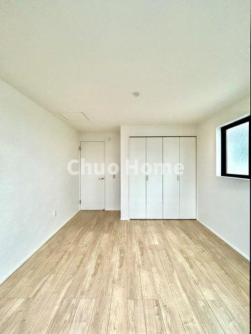 葛飾区東金町4丁目新築分譲住宅の洋室|【洋室】快適に過ごす条件は、一人ひとり違います。だからこそ飾り過ぎないシンプルな内装と偏り過ぎないデザインで統一しております。居住していく中でオーナー様だけの【マイホーム】に創り上げて下さい