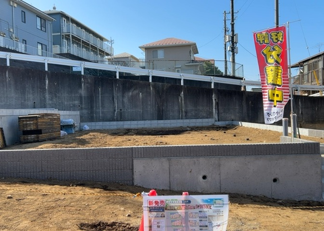 【バルコニー】 | バルコニーは、室外の専用スペースのうち、「屋根がなく開放された空間」であるものを指します。ベランダより広いタイプのものが多く、日当たりもよいため家庭菜園などを楽しみたい人にとって適した環境となります。