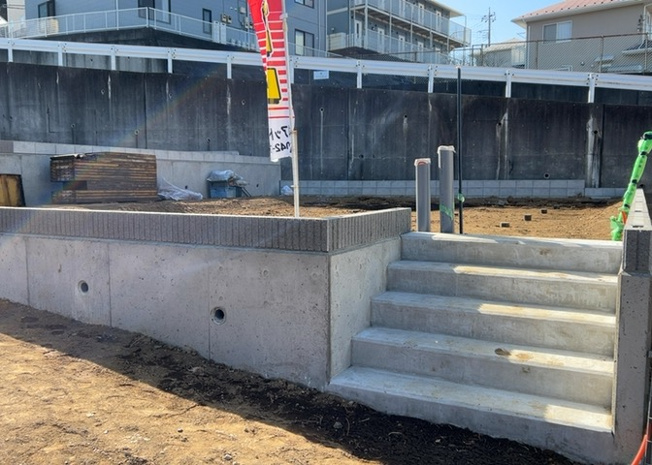 【構造・工法・仕様】 | 木造住宅とは土台、壁、柱など建築物の強度を支える構造体の材に木が使用されている構造を指します。構造体は建物の自重を支えるだけではなく風圧や水圧、積裁荷重などあらゆる衝撃に耐えるための基礎です。