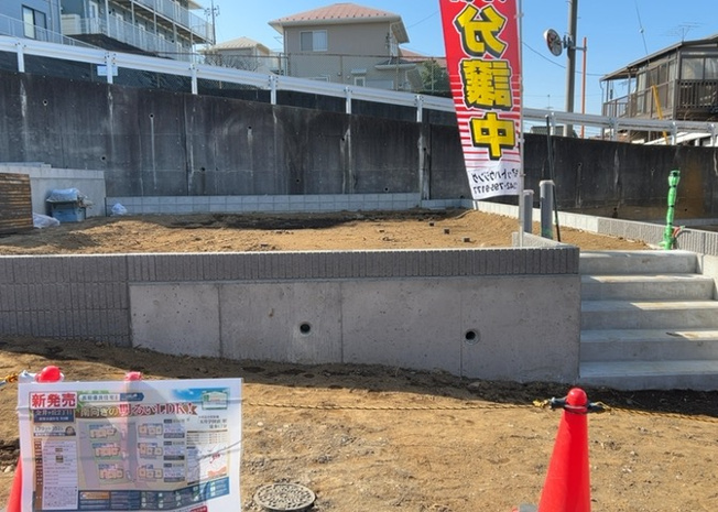 【構造・工法・仕様】 | ベタ基礎とは、柱の位置に関係なく全体に基礎がある事を指し、面積が大きい分建物の重さを全体に分散できます。また、地面からの湿気や害虫を遮断でき、木造住宅で心配されるシロアリ被害を防ぐ効果も期待できます。