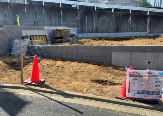 【冷暖房・空調設備】 | 基礎パッキング工法とは、床下の換気確保のため基礎と土台の間に緩衝材を挟み込む工法です。土台の下に数十センチの間隔で設置されるため、全体的な隙間が生まれます。床下換気口に比べて高い通気性が確保されます。