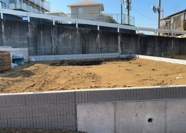 【外観】 | 現地に行くなら、物件の周囲の地形がどうなっているかを見ることも大切です。周辺より低くなっている土地では、大雨などで水が集まりやすいため、地盤が弱くなっているということも考えられるため、注意が必要です。