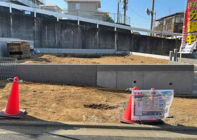 【前面道路含む現地写真】 | 道幅が狭い場所は比較的土地の値段が低いことが多く、また交通量が少ないため騒音が少なく静かな環境で過ごせます。また、小さいお子様がいるご家庭も安心です。一方で車の駐車が難しいというデメリットもあります。