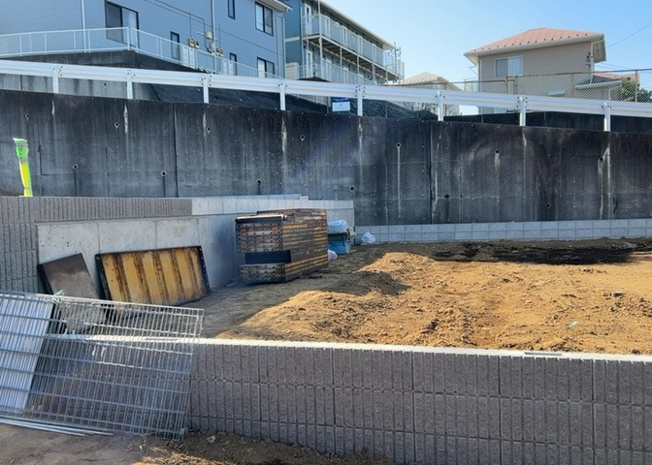 【外観】 | 現在は更地となっています。現地をご見学に行く際は、道路の幅や周辺の交通量、施設などをご確認頂くことをおすすめします！ある程度イメージをつけたいという場合は、同売主の施工事例や完成パースもお見せします。