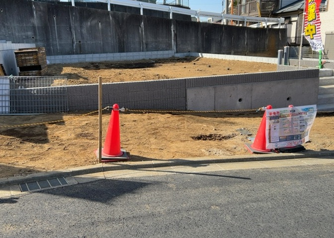 【駐車場】 | 車一台あたりに必要なスペースは、標準サイズの普通自動車で横幅2m50cm、長さ5mは必要になります。ただし、乗降のことも考慮して横幅3m30cm、長さ5m50cmほどは確保できるところを選びましょう。