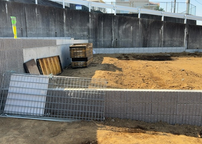 【庭】 | 家族でのBBQを行うのであれば3坪程度の広さがあればよいでしょう。ガーデニングや家庭菜園を楽しむ際は、手入れが行き届く範囲にすると安心です。また、庭のある方角や接道が気になる方は事前に確認しましょう。