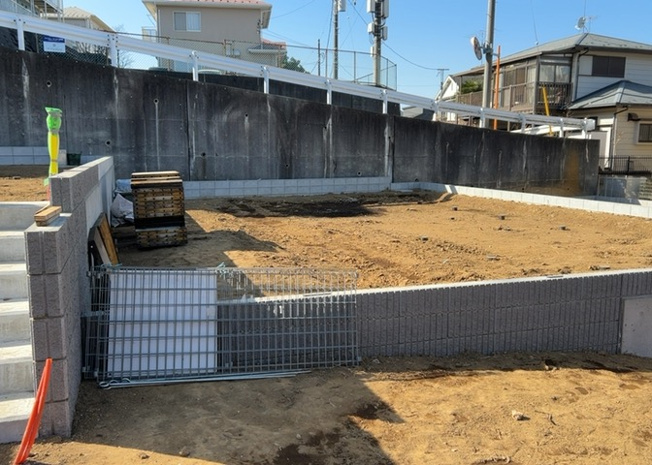 【庭】 | 庭のある家に住むことのメリットとして、子どもたちの遊び場を確保できること、ガーデニングや家庭菜園を楽しめること、明るさを確保できることがあります。また、配置を工夫することでプライバシーが確保できます。