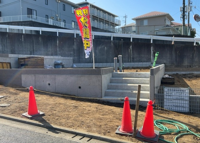 【玄関】 | 玄関は、狭すぎると複数人で使いにくく、広すぎても無駄な空間になりがちです。最低2畳を目安にして、家の広さとの兼ね合いや家族の人数を考慮して決めるとよいでしょう。現地を見学して快適な玄関を選びましょう！