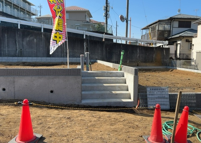 【玄関】 | 玄関ポーチにおいて最も重視すべきと言っても良いのが広さです。適切な広さの玄関ポーチでないと外見的なバランスは崩れてしまいますし、何より使いにくくなってしまいますので、現地で実際に下見をしてみましょう！