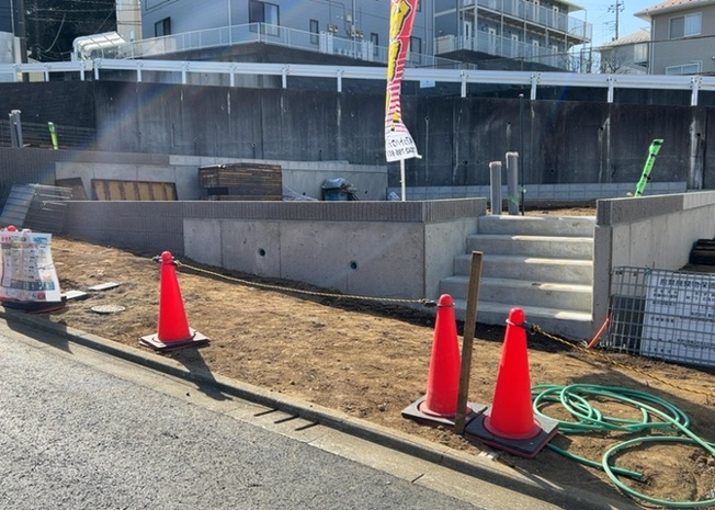 【前面道路含む現地写真】 | 住宅用の土地では前面道路に2m以上接していなければならないと法律で定められています。しかし、お持ちの車のサイズやライフスタイルなどにより、2mでは利便が悪い場合もございますので、事前に確認しましょう。