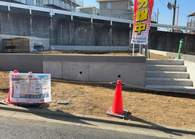 【前面道路含む現地写真】 | お持ちの車種によっては前面道路が広い方が便利でしょう。しかし、前面道路が広ければその分交通量が多くなるため、騒音などが気になる場合があります。実際に現地を見学し、周辺交通量や騒音などを確認しましょう！