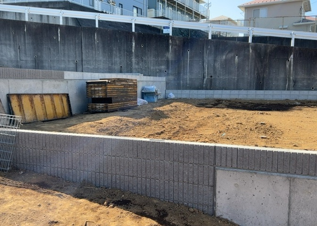 【庭】 | 庭があることでガーデニングや家庭菜園はもちろん、こどもの遊び場やペットを放して遊ぶことができます。また、家の周囲に余裕があるということです。隣地との間があれば、十分な日当たりと、風通しが確保できます。