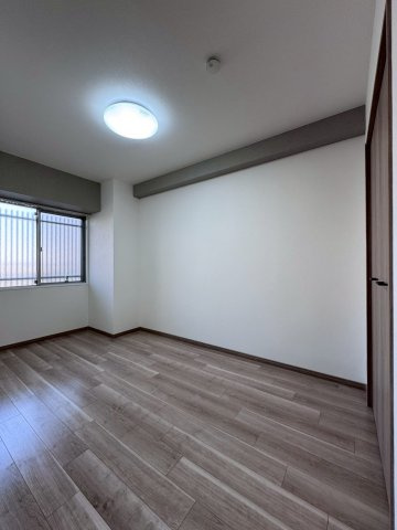 ルネ旭公園の洋室|洋室は約4.5帖あり、クローゼット付き。主寝室としてもオススメなお部屋です。