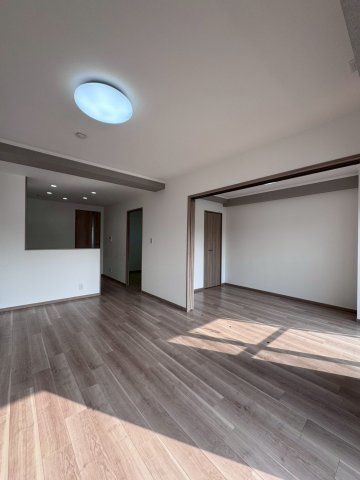 ルネ旭公園の居間・リビング|LDKは約13.5帖あり広々住空間です。