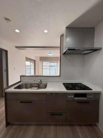 ルネ旭公園のキッチン|人気の対面式キッチン付きです。