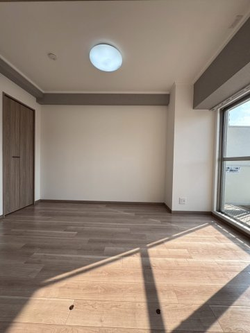 ルネ旭公園の居間・リビング|南向きバルコニーで日当たり良好です。