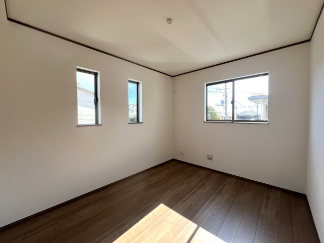 陸の孤島は昔の話！！新駅でアクセス抜群！～羽沢町新築戸建て～の洋室|きれいな洋室です