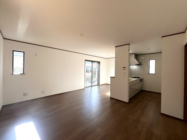 陸の孤島は昔の話！！新駅でアクセス抜群！～羽沢町新築戸建て～の居間・リビング|おしゃれな居間です