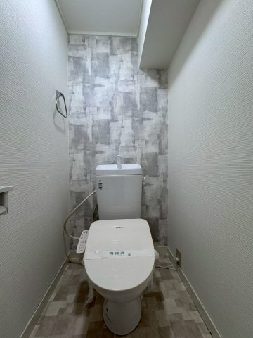 日商岩井京橋ハイツのトイレ|アクセントクロスがお洒落なトイレです。