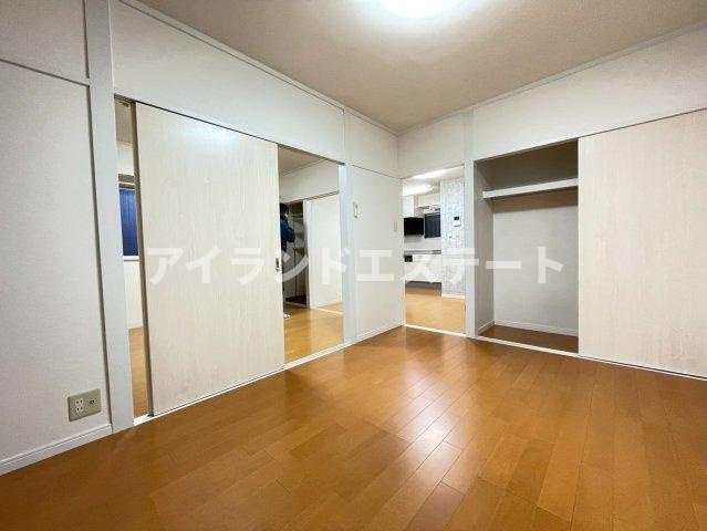 ニューコーポ中島　バイク相談　角部屋　陽当たり良好の居間・リビング