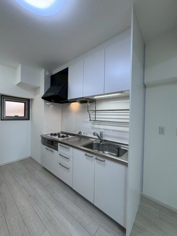 シャルマンコーポ野江第一期のキッチン|壁付けキッチンで横に窓があり、自然換気可能です。