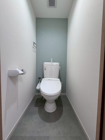 シャルマンコーポ野江第一期のトイレ|カラークロスが可愛い、温水洗浄便座付きのトイレです。