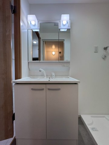 シャルマンコーポ野江第一期の独立洗面台|三面鏡付きの洗面台です。