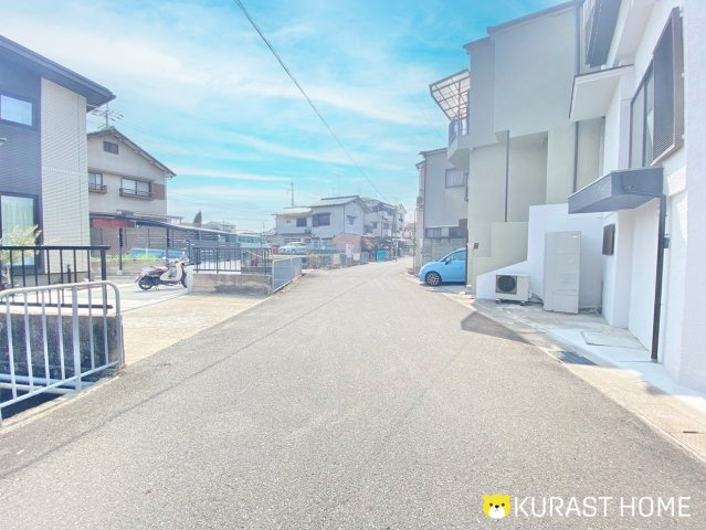 長岡京市西の京　中古戸建の前面道路含む現地写真