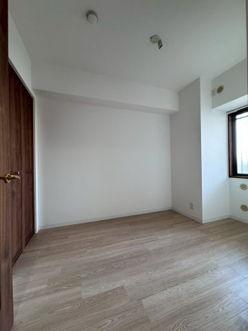 ライオンズマンション城東緑橋の洋室|洋室は約4.2帖ありワークスペースや子供部屋としてもオススメです。