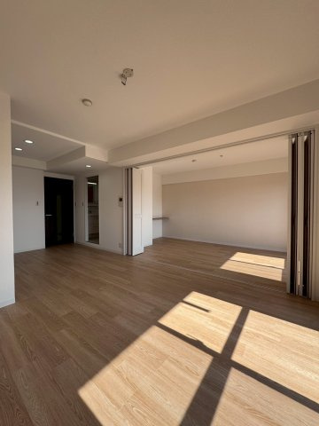 ライオンズマンション城東緑橋の居間・リビング|LDKは約12.5帖あり広すぎず狭すぎずちょうどいい広さです。