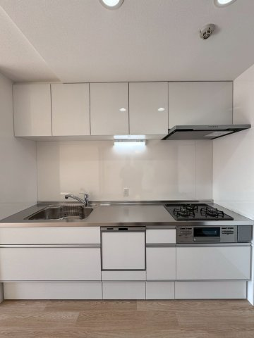 ライオンズマンション城東緑橋のキッチン|食洗機に三口コンロ付きで時短の叶うキッチンです。