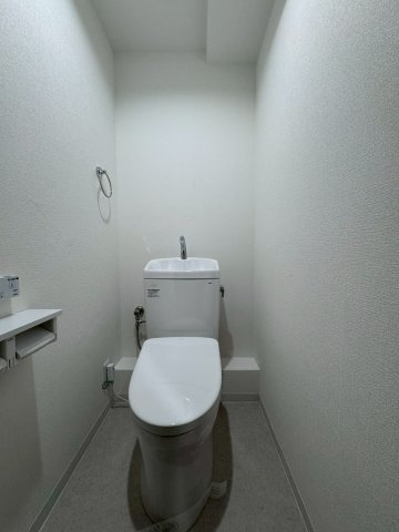 ライオンズマンション城東緑橋のトイレ|トイレは温水洗浄便座付きです。