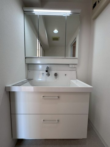 ライオンズマンション城東緑橋の独立洗面台|三面鏡付きの洗面台で便利です。
