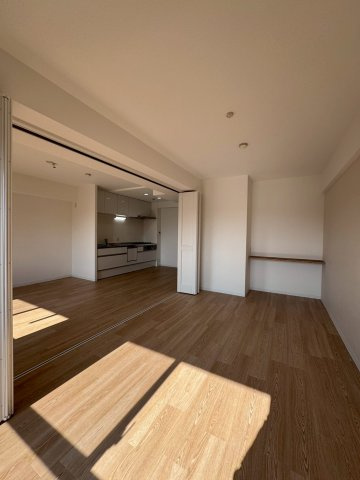 ライオンズマンション城東緑橋の洋室|机付きの洋室。約8.4帖あり広々としております。