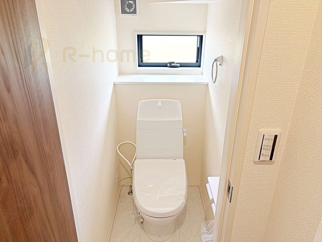 第1常総市坂手町　新築戸建て　1号棟のトイレ|温水洗浄便座付きのトイレ。
トイレが２ヵ所設置で朝の忙しい時間でも安心です。