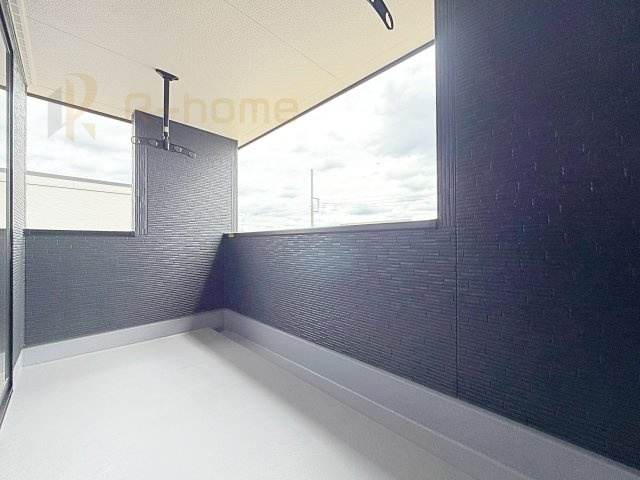 第1常総市坂手町　新築戸建て　1号棟のバルコニー|急な雨でも安心のインナーバルコニー♪忙しいご夫婦も大満足♪