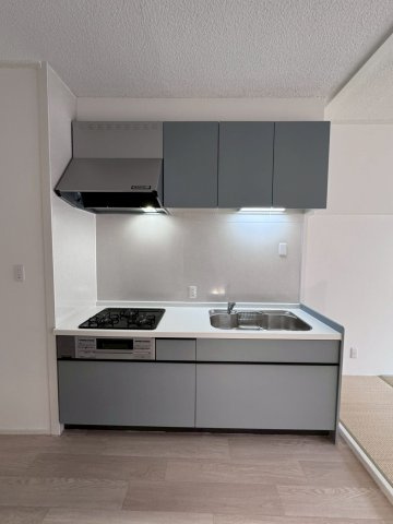 ハイマートすみれのキッチン|三口コンロに上下収納も充実しています。