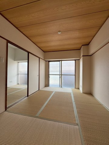 ハイマートすみれの和室|和室約6帖は押入に天袋付きで主寝室としてもオススメです。