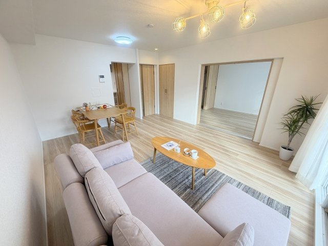 アミティ三郷早稲田6-1-2号棟の居間・リビング|同施工会社の参考写真になります。