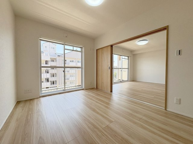 アミティ三郷早稲田6-1-2号棟の居間・リビング|同施工会社の参考写真になります。