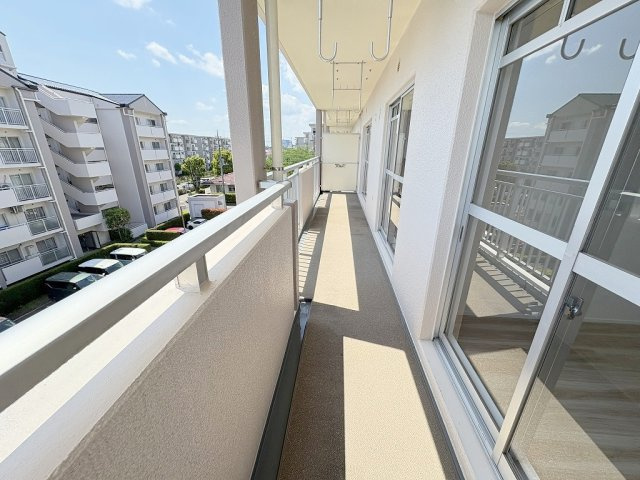 アミティ三郷早稲田6-1-2号棟のバルコニー|同施工会社の参考写真になります。