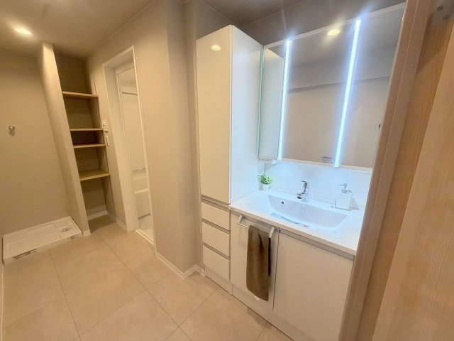 アミティ三郷早稲田6-1-2号棟の独立洗面台|同施工会社の参考写真になります。