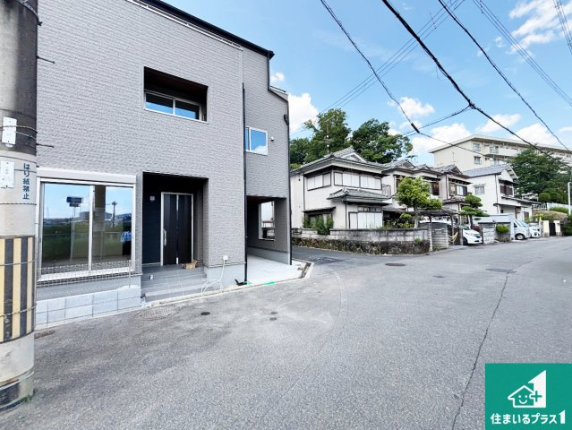 5日(土)6日(日)現地ご見学可能！ 寝屋川市八幡台　限定1邸の前面道路含む現地写真|周辺は閑静な住宅街！前面道路広々で車の出し入れも便利です。駐車が苦手な方でも安心して車庫入れできます！