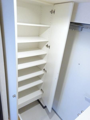 【玄関】 | アクシーズグランデ川口西Ⅲ | 収納もある玄関です