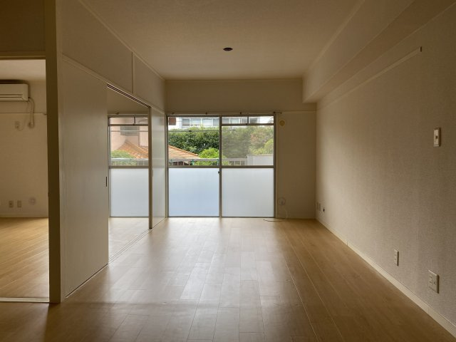 鵠沼岡田ビルの居間・リビング|南に面したＬＤＫです。