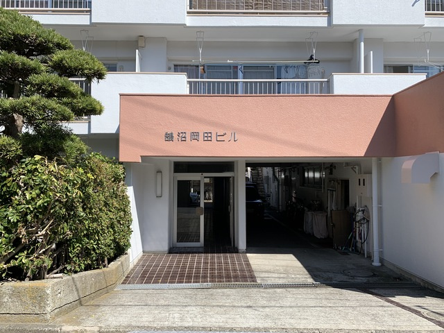 鵠沼岡田ビルのエントランス