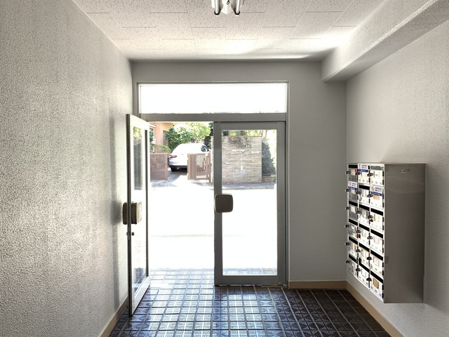 鵠沼岡田ビルのロビー